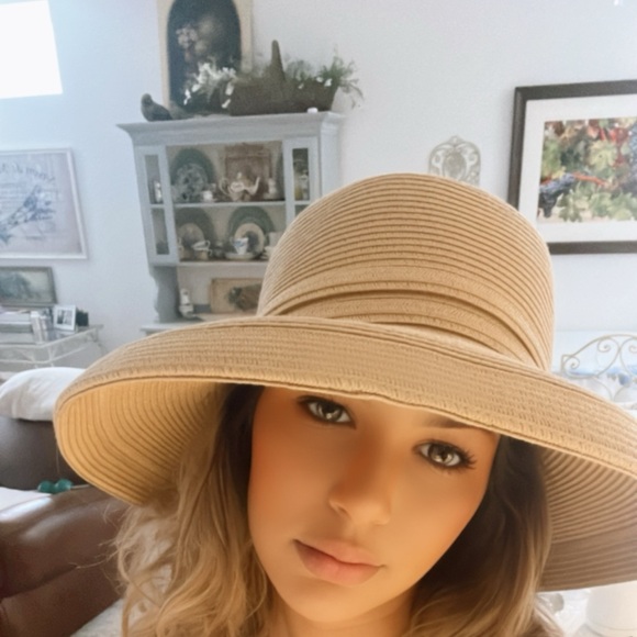 Meet your Posher, Juliana - Picture 2 of 2